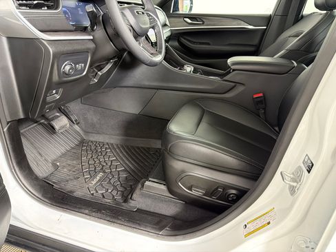 Used 2025 Jeep Grand Cherokee Limited w/ Black Appearance Package AWD/4WD image 11