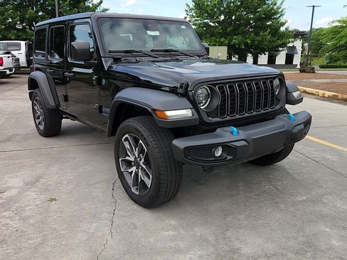 Used 2024 Jeep Wrangler Unlimited w/ Convenience Group AWD/4WD image 4