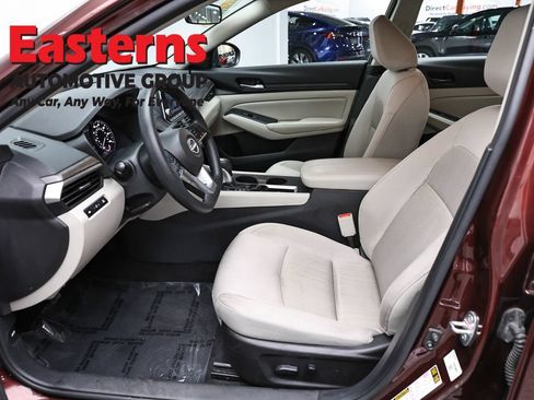 Used 2025 Nissan Altima 2.5 SV FWD image 13