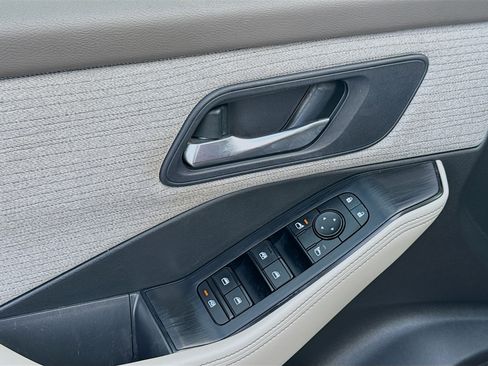 Used 2023 Nissan Rogue SV image 16