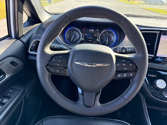 Used 2025 Chrysler Pacifica Limited FWD image 21