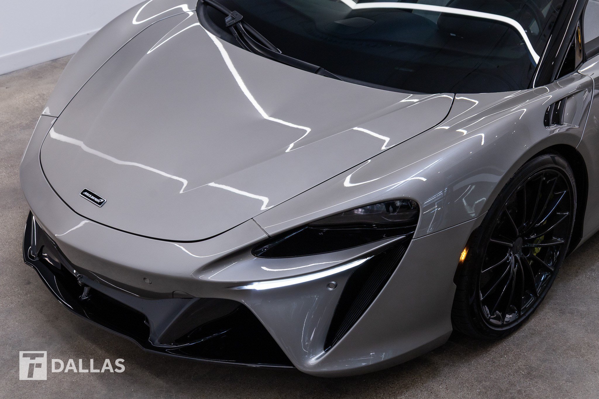 Used 2025 McLaren Artura Spider RWD image 3