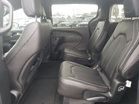 New 2026 Chrysler Pacifica Select image 12