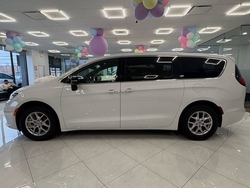 Used 2025 Chrysler Pacifica Select image 4