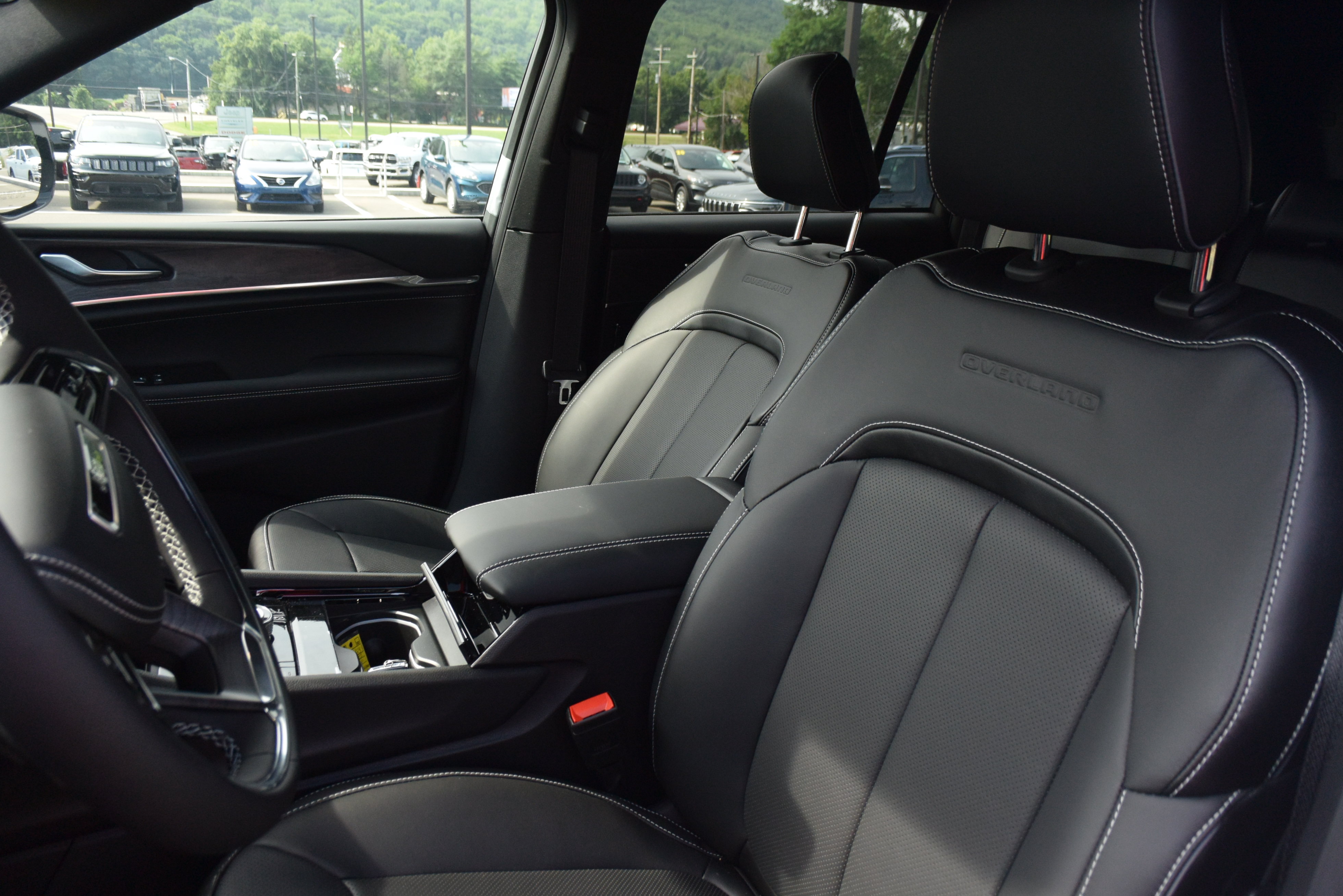 Used 2022 Jeep Grand Cherokee Overland AWD/4WD image 11