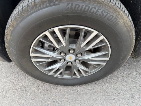 Used 2025 Chevrolet Traverse LT image 8