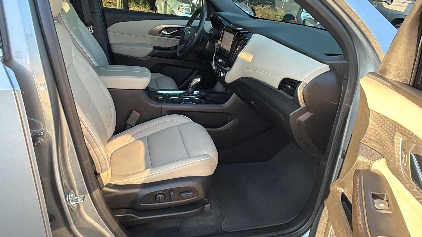 Used 2023 Chevrolet Traverse Premier FWD image 19