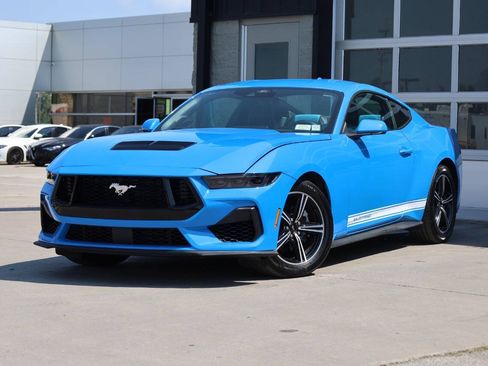 Used 2025 Ford Mustang Coupe RWD image 3