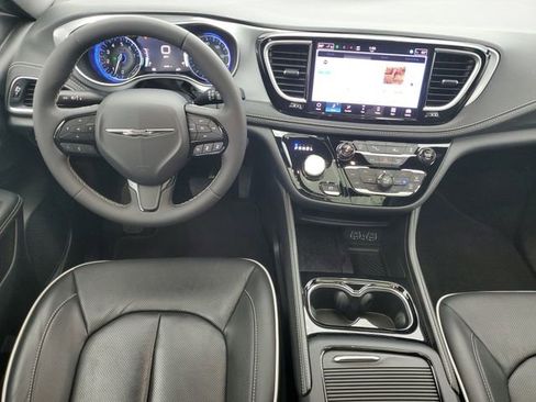 Used 2025 Chrysler Pacifica Limited image 16