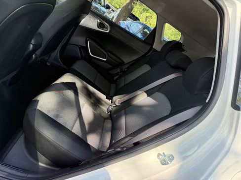 Used 2025 Kia Soul LX w/ LX Technology Package FWD image 34