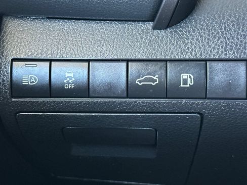 Used 2018 Toyota Camry LE FWD image 33