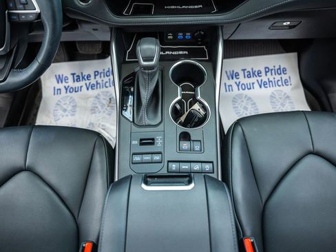 Used 2022 Toyota Highlander XLE AWD/4WD image 27