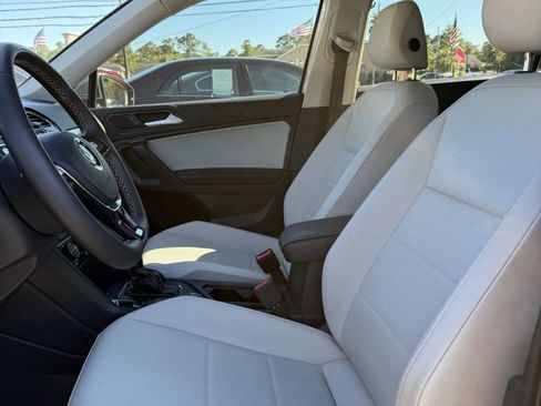 Used 2021 Volkswagen Tiguan SE w/ Panoramic Sunroof Package image 17