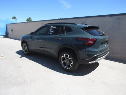 Used 2025 Chevrolet Trax LT w/ LT Convenience Package image 4