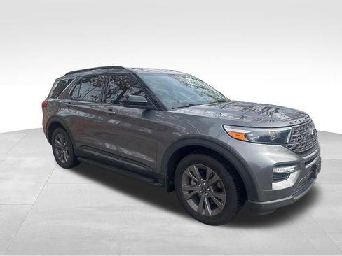 Used 2022 Ford Explorer XLT w/ Equipment Group 202A image 8