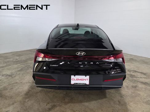 Used 2025 Hyundai Elantra SE image 7