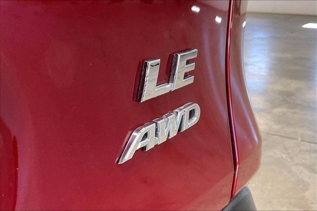 Used 2021 Toyota RAV4 LE w/ Carpet Mat Package (TMS) AWD/4WD image 24