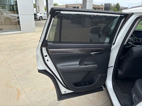 Used 2023 Toyota Highlander Limited AWD/4WD image 30