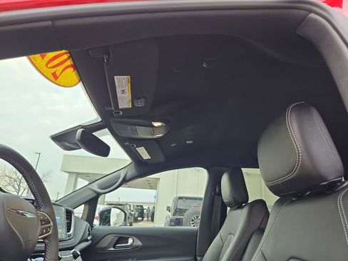 Used 2025 Chrysler Pacifica Select image 15