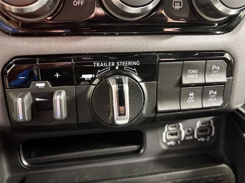 Used 2023 RAM 1500 Big Horn AWD/4WD image 32