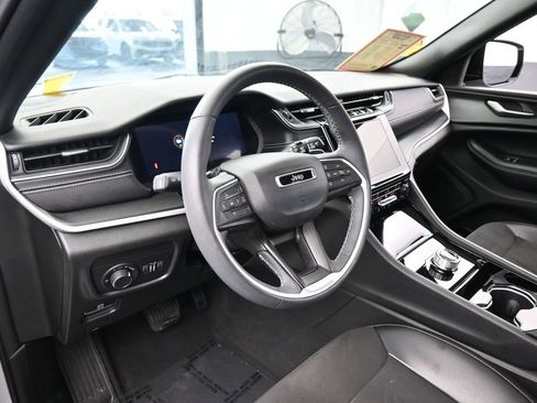 Used 2023 Jeep Grand Cherokee Altitude AWD/4WD image 10