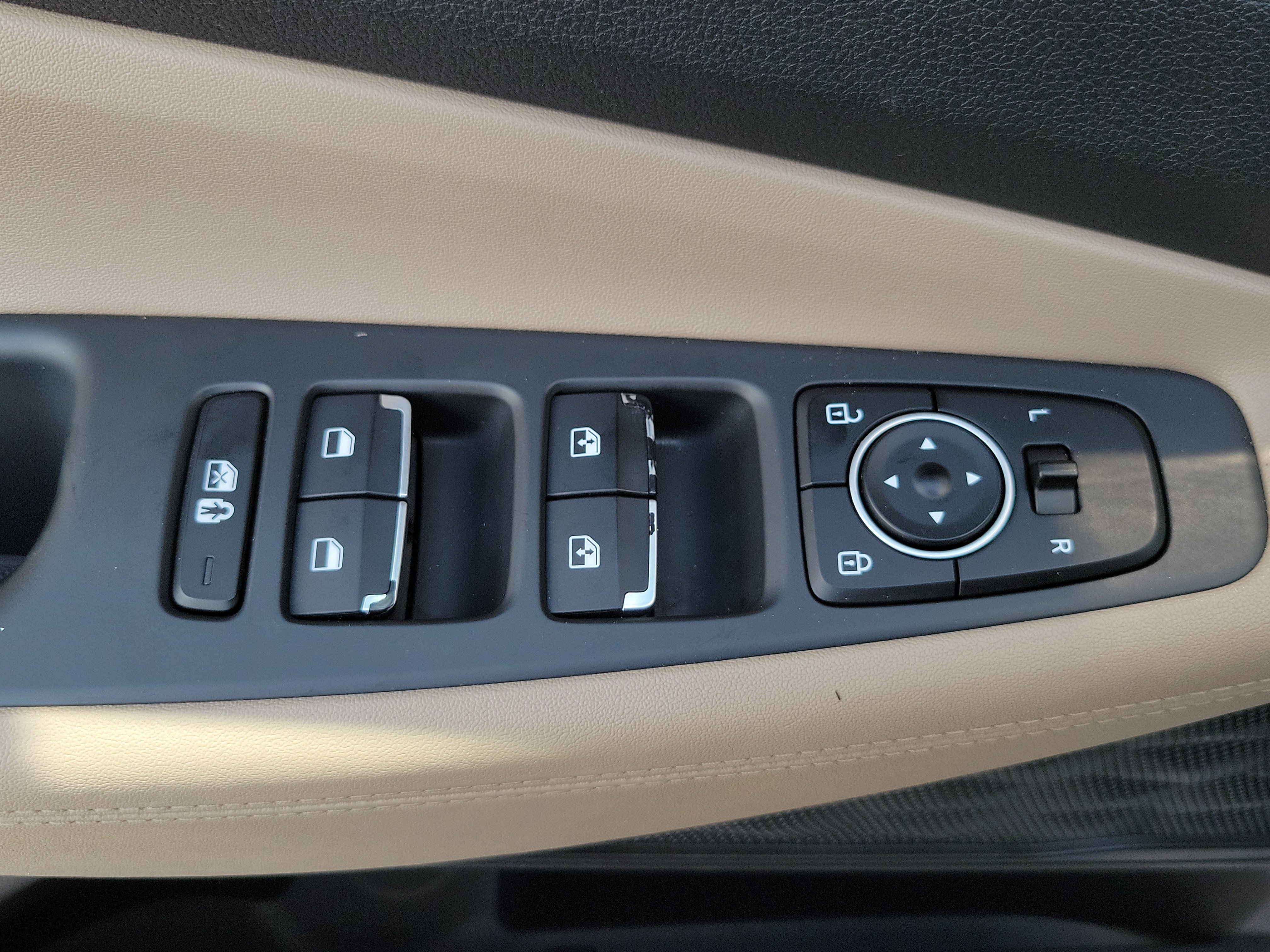 Used 2023 Hyundai Santa Fe SEL FWD image 27