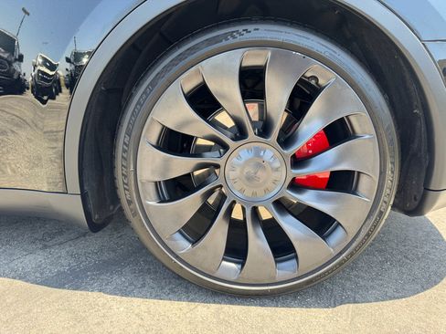 Used 2022 Tesla Model Y Performance AWD/4WD image 10