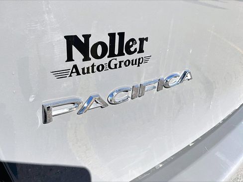 Used 2022 Chrysler Pacifica Touring-L image 8