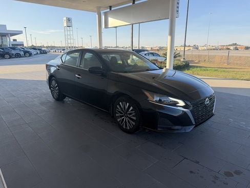 Used 2024 Nissan Altima 2.5 SV image 4