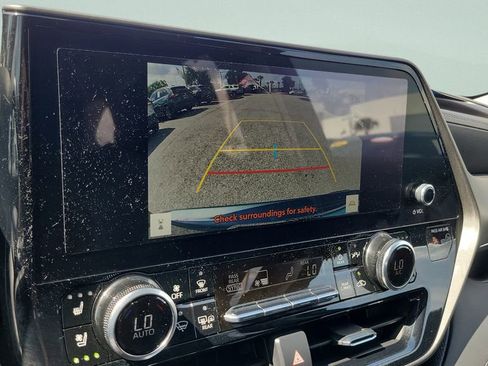 Used 2023 Toyota Highlander Limited FWD image 18