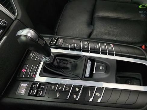 Used 2018 Porsche Macan AWD/4WD image 46