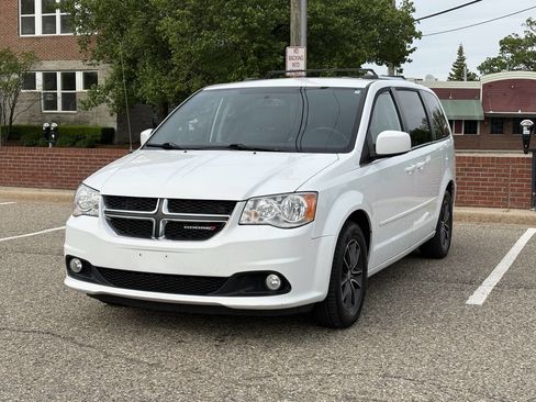 Used 2016 Dodge Grand Caravan SXT FWD image 2