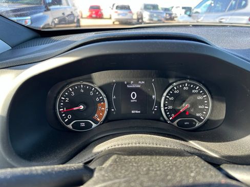 Used 2023 Jeep Renegade Latitude w/ Premium Group AWD/4WD image 6