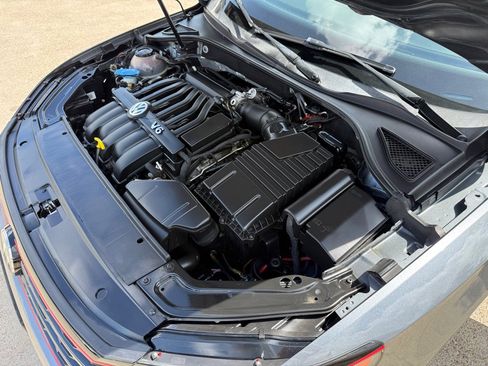 Used 2018 Volkswagen Passat GT image 38