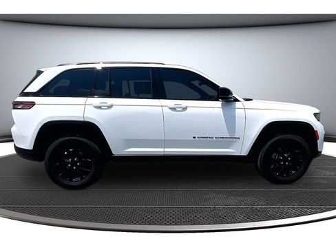 Used 2025 Jeep Grand Cherokee Altitude RWD image 14