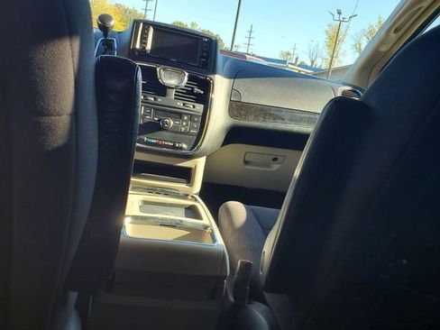 Used 2011 Chrysler Town & Country Touring FWD image 37