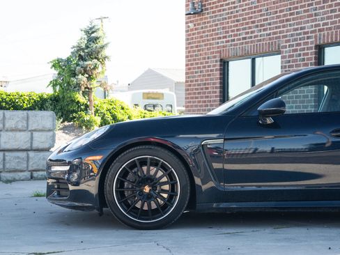 Used 2016 Porsche Panamera RWD image 4