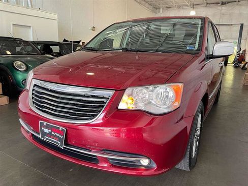Used 2015 Chrysler Town & Country Touring-L w/ Driver Convenience Group FWD image 4