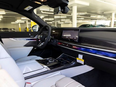 Used 2026 BMW 740i w/ Executive Package RWD image 28