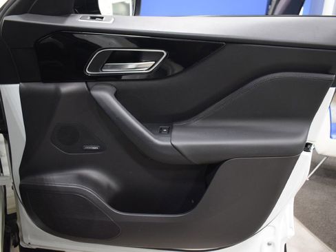 Used 2018 Jaguar F-PACE Premium image 18