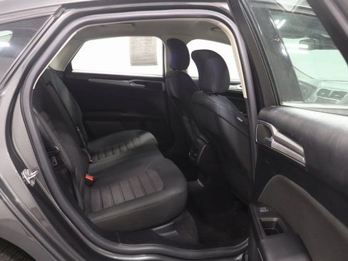 Used 2019 Ford Fusion SE FWD image 18