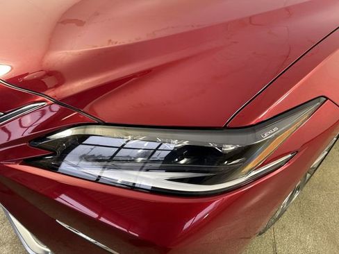 Certified 2025 Lexus ES 300h Ultra Luxury image 31