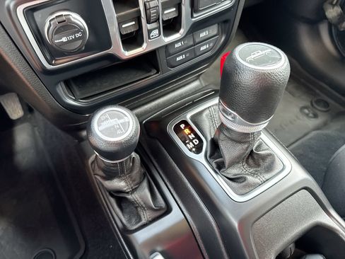 Used 2023 Jeep Gladiator Sport AWD/4WD image 19