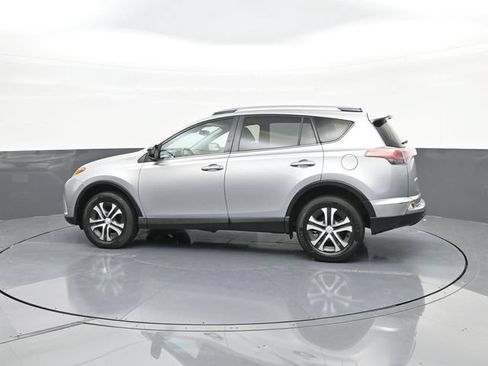 Used 2018 Toyota RAV4 LE FWD image 5