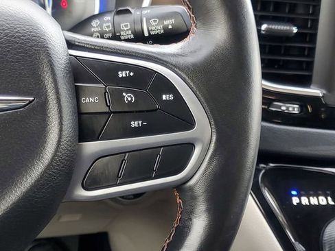 Used 2019 Chrysler Pacifica Touring-L image 14