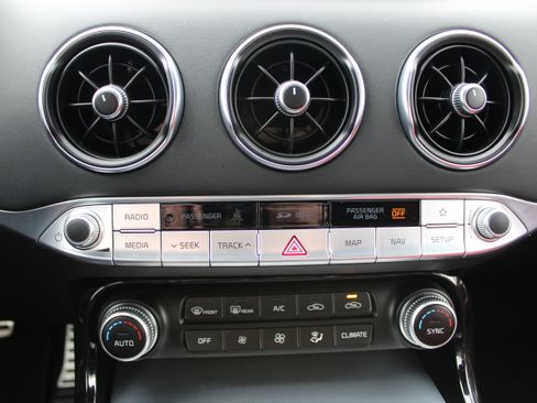 Used 2018 Kia Stinger GT1 image 21