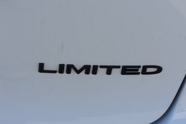Used 2025 Chrysler Pacifica Limited FWD image 8