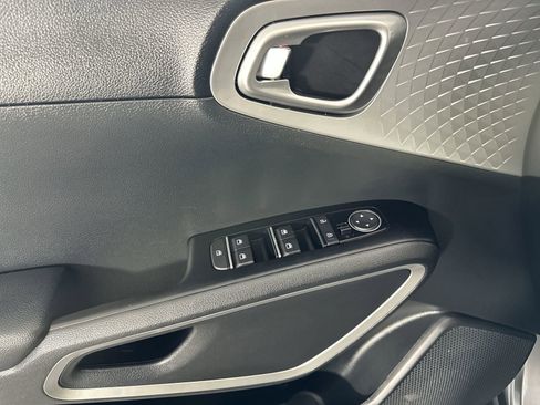 Used 2025 Kia Soul S image 17