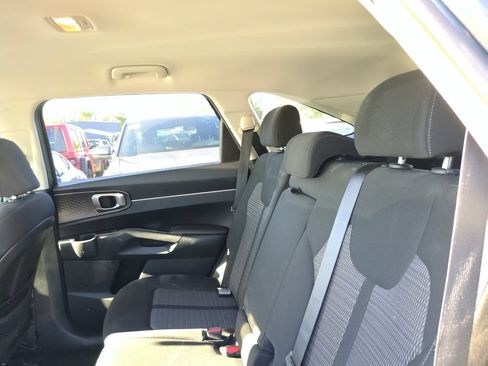 Used 2023 Kia Sorento LX FWD image 4