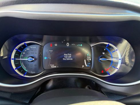 Used 2022 Chrysler Pacifica Touring-L w/ Uconnect Theater Family Group image 25